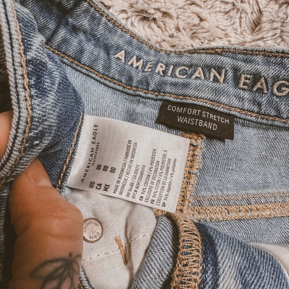 ❌Hold❌ for @chiquita340 AE high rise mom short heavy distress 00 like new - Picture 6 of 7